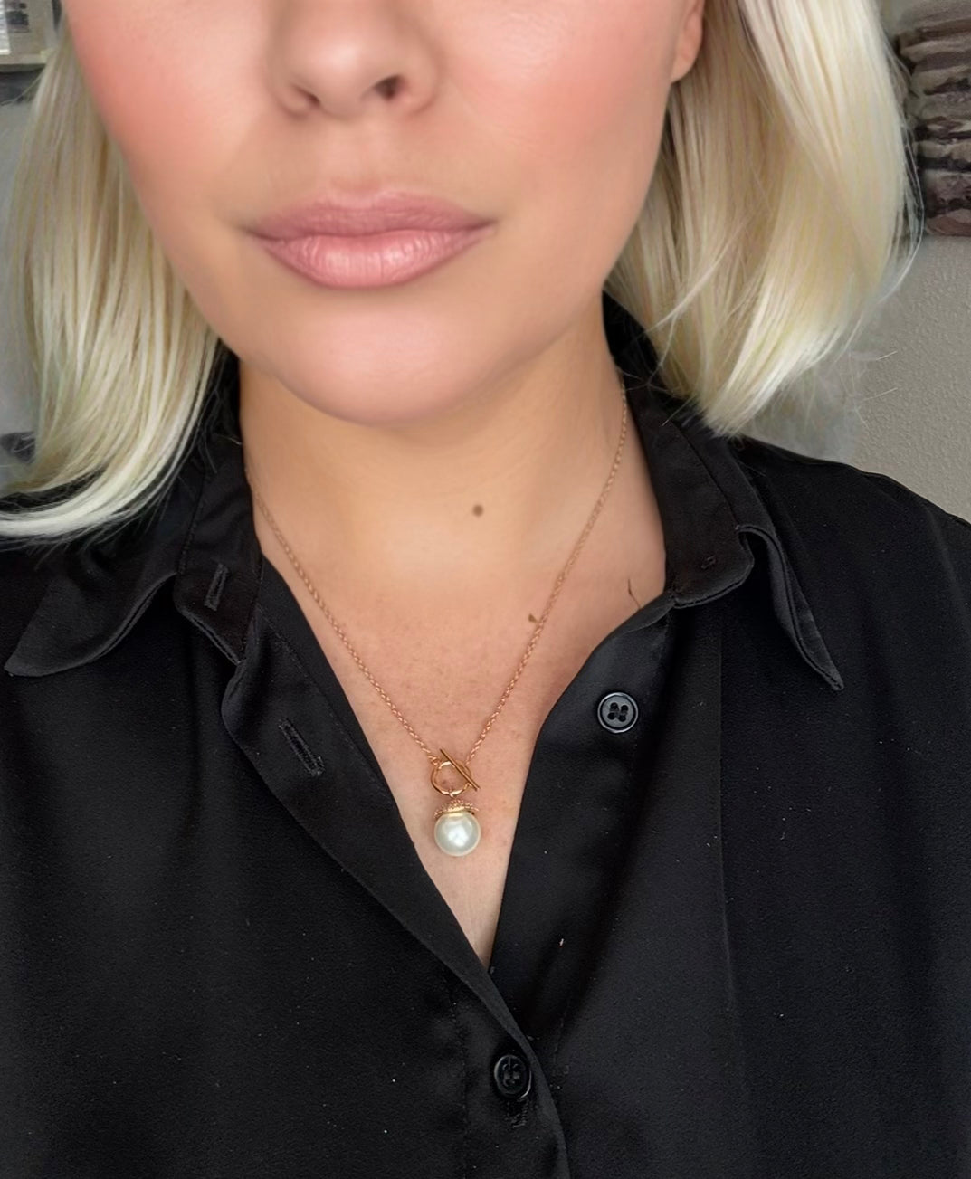 Model wearing pearl necklace 